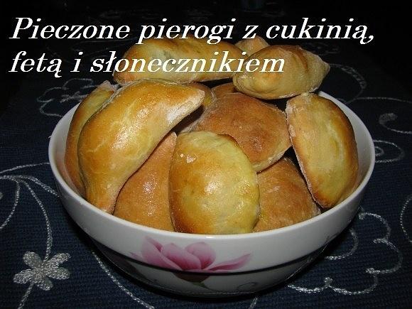 Pieczone pierogi z cukinią fetą i słonecznikiem