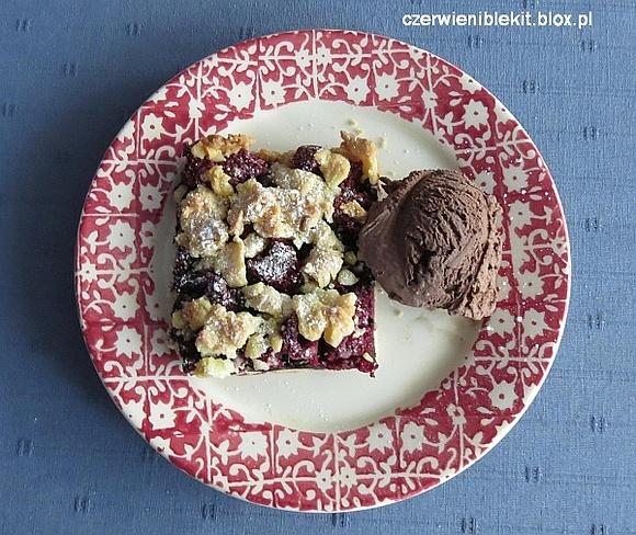 Crumble z malinami i borówkami