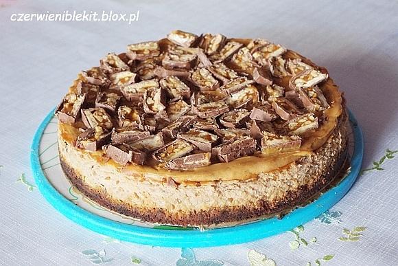 Sernik Snickers - przepis na pyszne ciasto z masą kajmakową i czekoladą