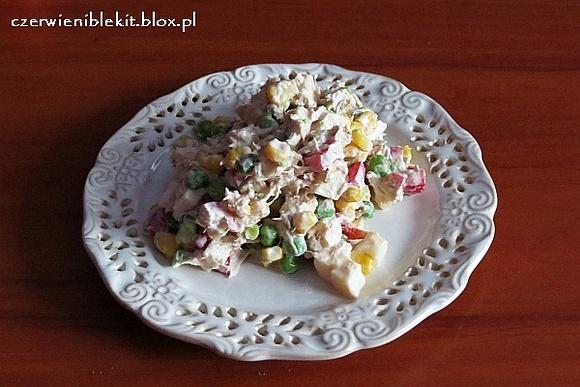Sałatka z tuńczykiem, groszkiem i żółtym serem