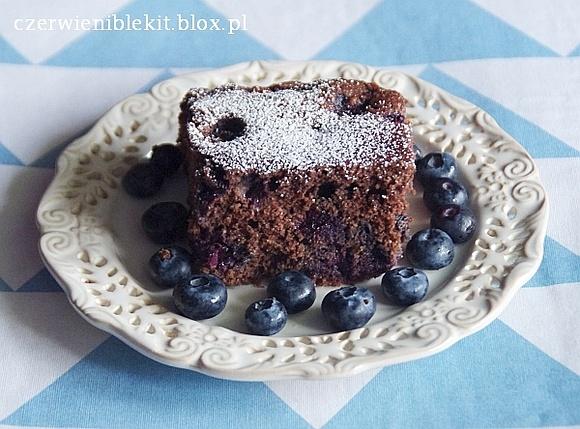Korzenne ciasto kakaowe z borówkami