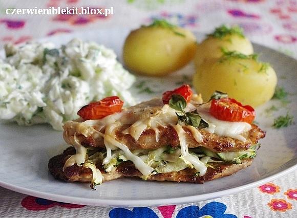 Schab zapiekany z cukinią, pomidorkami i kozim serem