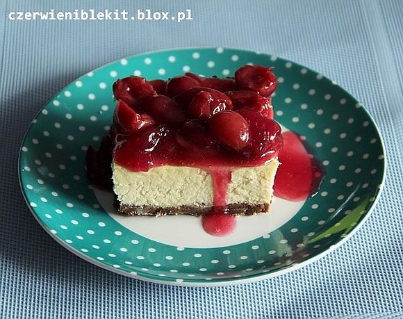 Sernik mleczny z frużeliną czereśniową