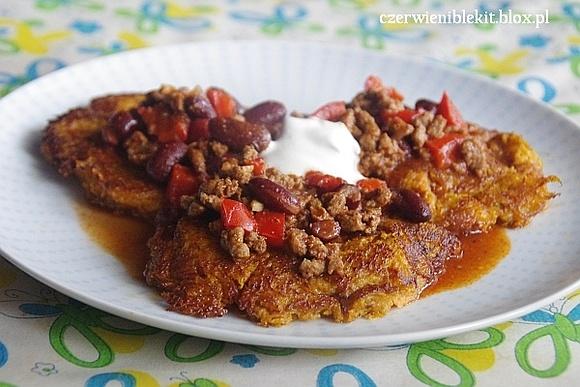 Placuszki z batatów z chili con carne