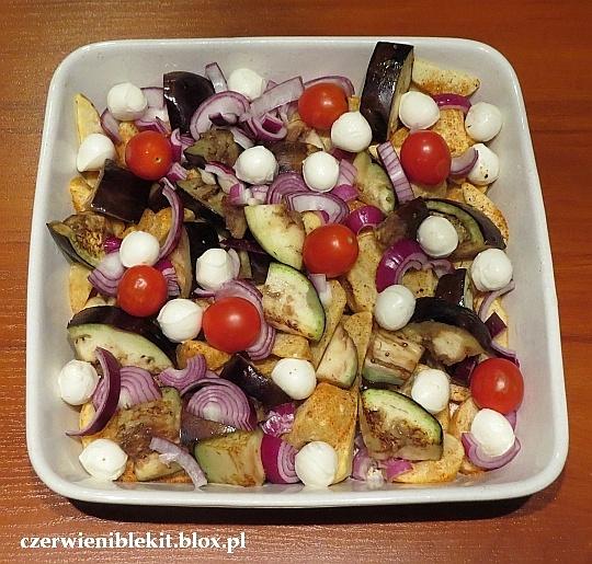 Ekspresowe ziemniaki pieczone z bakłażanem i mozzarellą