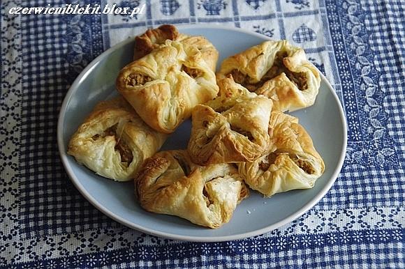 Koperty z ciasta francuskiego z pasztetem z gęsi