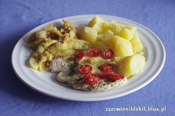Filety z indyka zapiekane z pesto, mozzarellą i pomidorkami