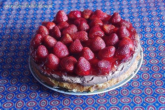 Ciasto z kremem czekoladowym truskawkami i galaretką