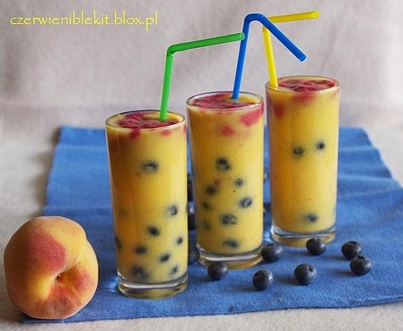 Koktajl brzoskwiniowy z malinowym curd i borówkami