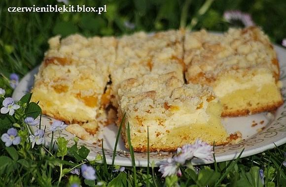 Ciasto ucierane z serem i brzoskwiniami z kruszonką