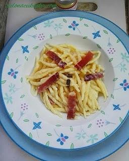 Makaron z masłem truflowym, wędzonką i czerwoną cebulą