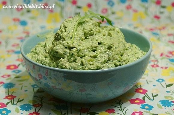 Pasta rukolowa z groszkiem, oliwkami i fetą