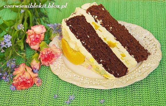 Tort czekoladowy z masą chałwową i brzoskwiniami