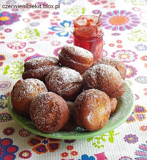 Pączki z mascarpone nadziewane dżemem truskawkowym