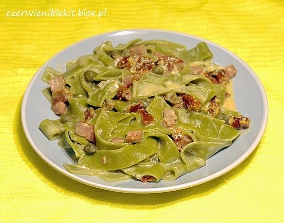 Tagliatelle szpinakowe z chorizo kaparami i pomidorami w sosie serowym