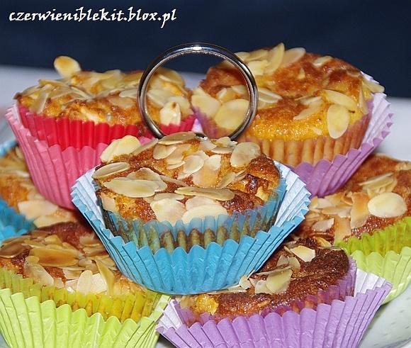 Twarogowe muffiny z jabłkiem, migdałami i rodzynkami