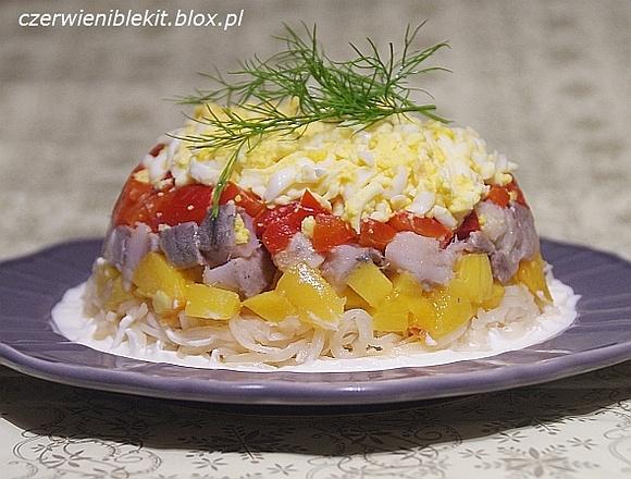 Sałatka śledziowa z brzoskwinią