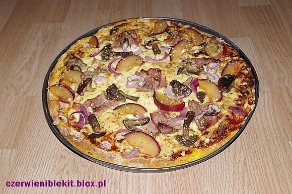 Pizza po polsku na dyniowym cieście