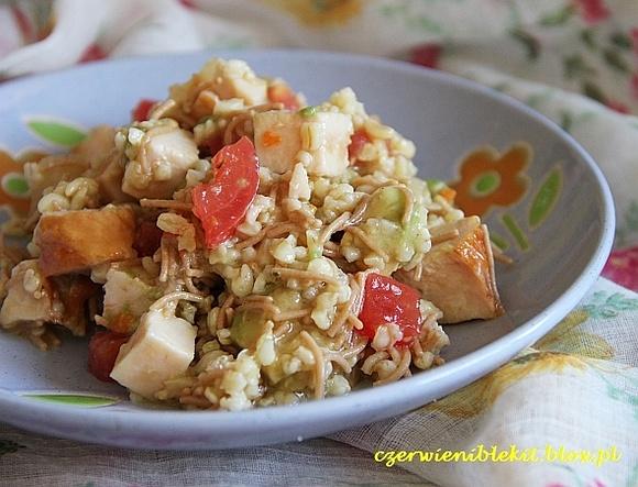Sałatka z kaszą bulgur, kurczakiem, ananasem i awokado