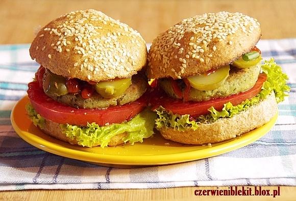 Burgery z bobu i kurczaka
