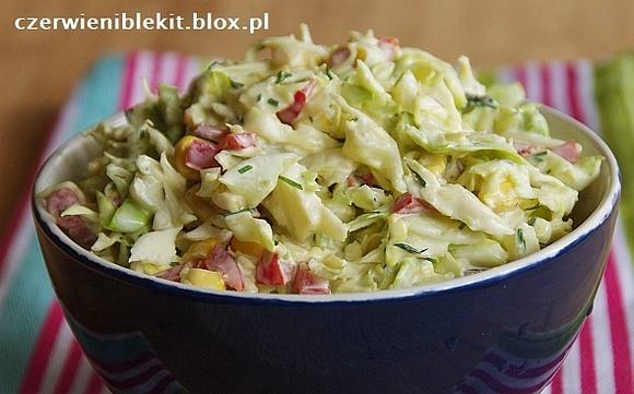 Surówka z młodej kapusty z papryką i kukurydzą