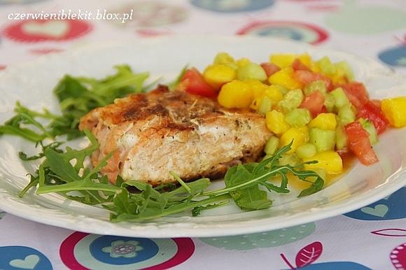 Grillowany łosoś z salsą mango, pomidorów i ogórka