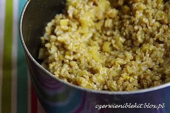 Limonkowe risotto z brązowego ryżu i selerem naciowym