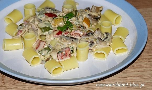 Rigatoni z pieczarkami, papryką, kolendrą i lazurem