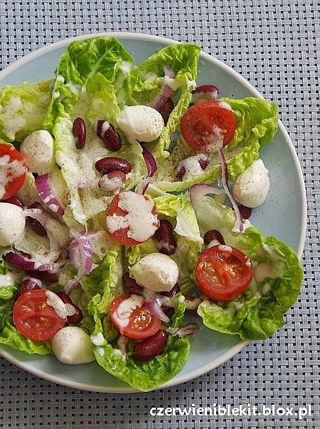 Sałata z fasolą mozzarellą i pomidorkami