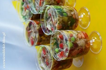 Galaretka z indyka z salami i warzywami