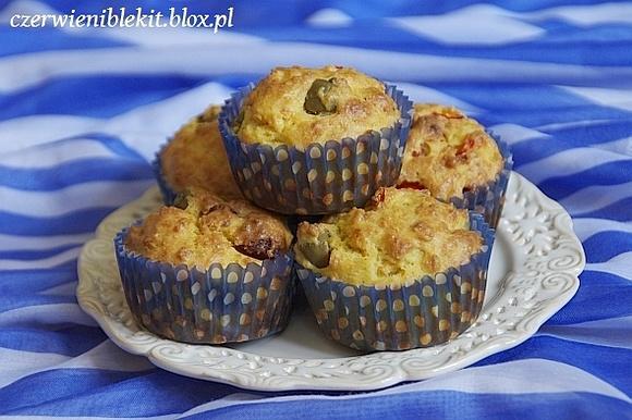 Muffiny serowe z salami, papryką i oliwkami