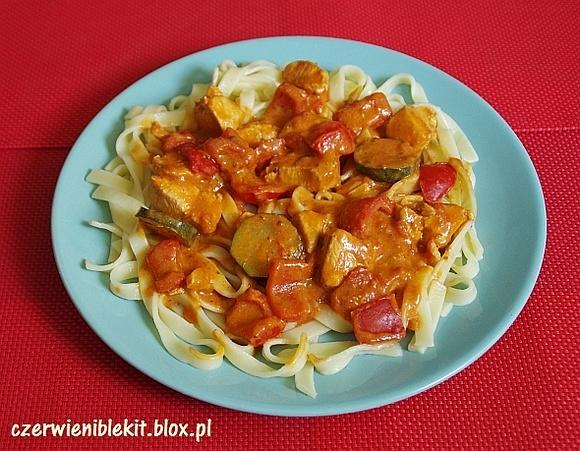 Tagliatelle z kurczakiem, cukinią i papryką w sosie pomidorowym