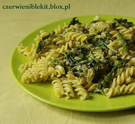Makaron ze szpinakiem, cukinią, szparagami i lazurem