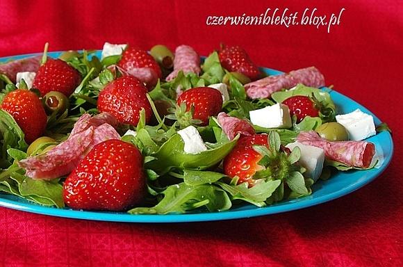 Rukola z truskawkami, oliwkami, salami i fetą