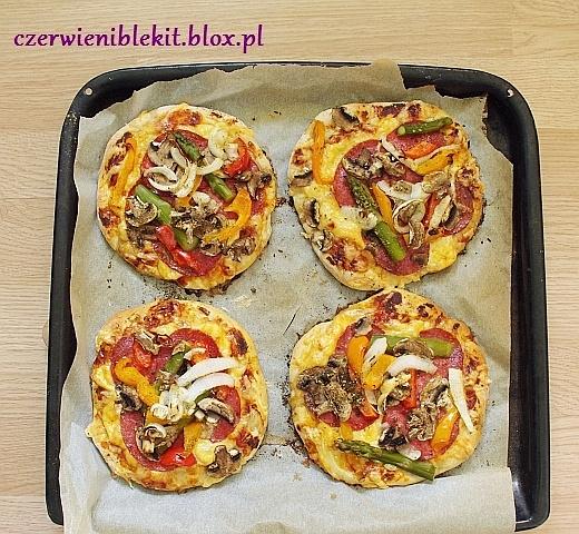 Pizzerinki z salami, szparagami i papryką