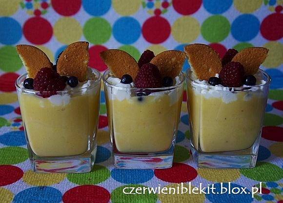 Koktajl owocowy z bitą śmietaną, jagodami i malinami