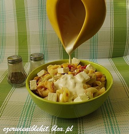 Sałatka z tuńczykiem, tortellini i ananasem
