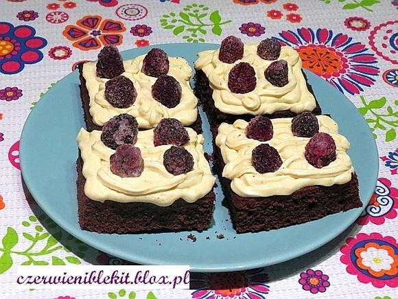 Brownie z kremem waniliowym i jeżynami