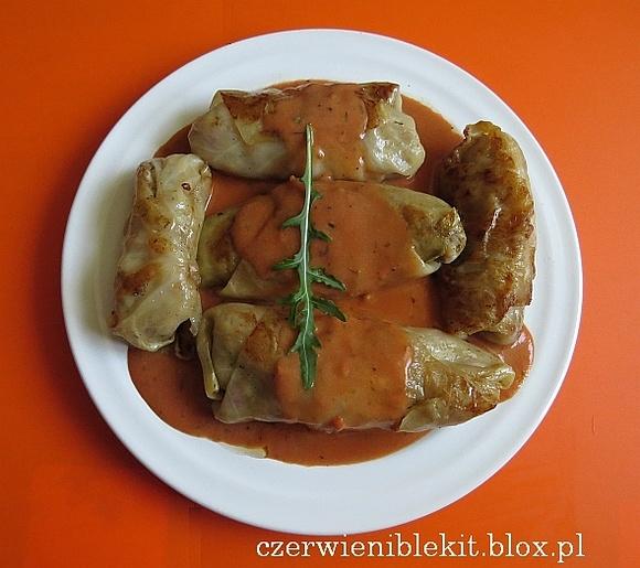 Gołąbki z pęczakiem chorizo i salami w pikantnym sosie