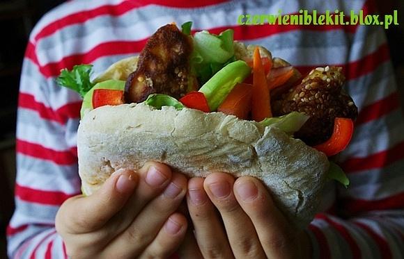 Pita z kurczakiem, warzywami i ciastem