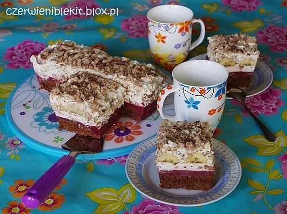 Ciasto czekoladowe z musem truskawkowym, bananami i wafelkową masą