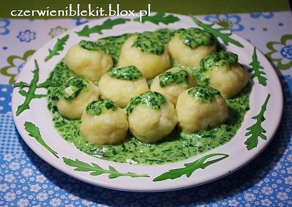 Knedle twarogowe w sosie szpinakowym