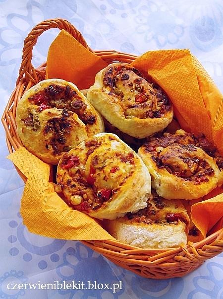 Pizzerinki - przepis na małe pizze z różnorodnymi dodatkami