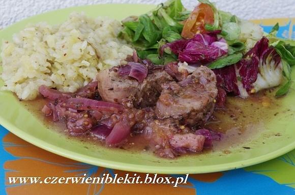 Polędwiczka wieprzowa z boczkiem i śliwkami