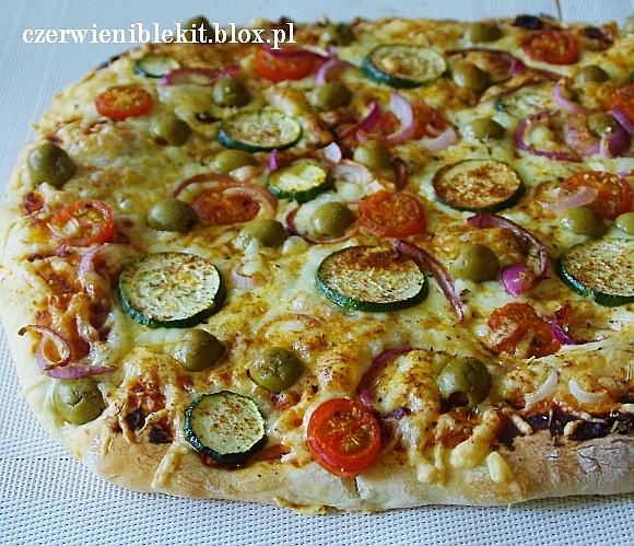 Pizza z sosem z suszonych pomidorów