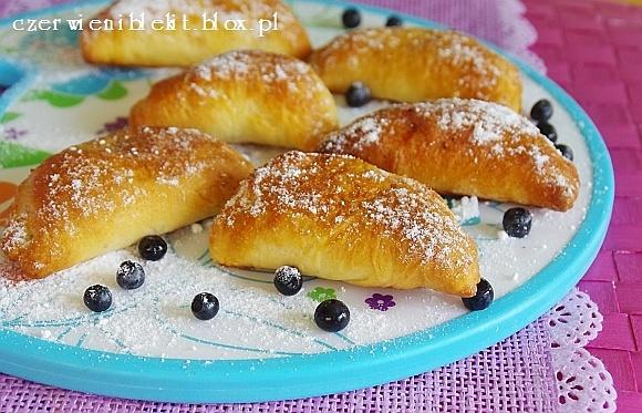 Pieczone pierogi z twarogiem i jagodami