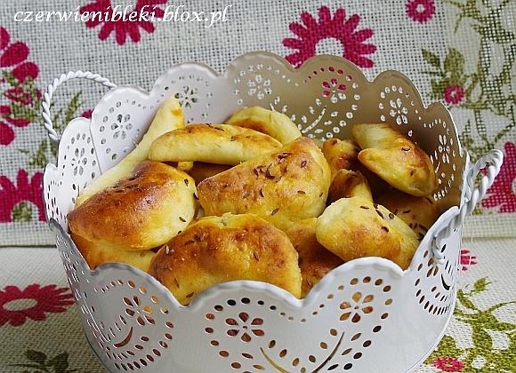 Pieczone pierogi z młodą kapustą