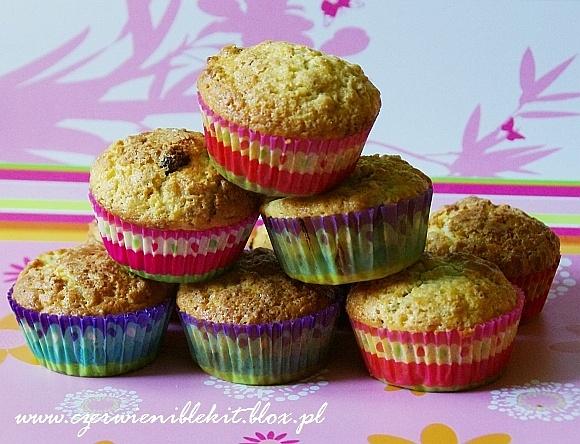 Muffinki z rabarbarem i muesli