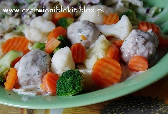 Klopsiki w sosie koperkowo-serowym z pappardelle i wiosennymi warzywami