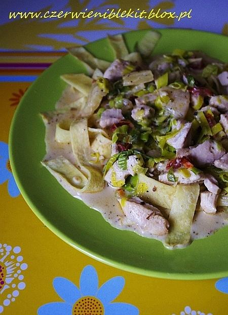 Kurczak z porem, ananasem i suszonymi pomidorami na naleśnikowym papardelle